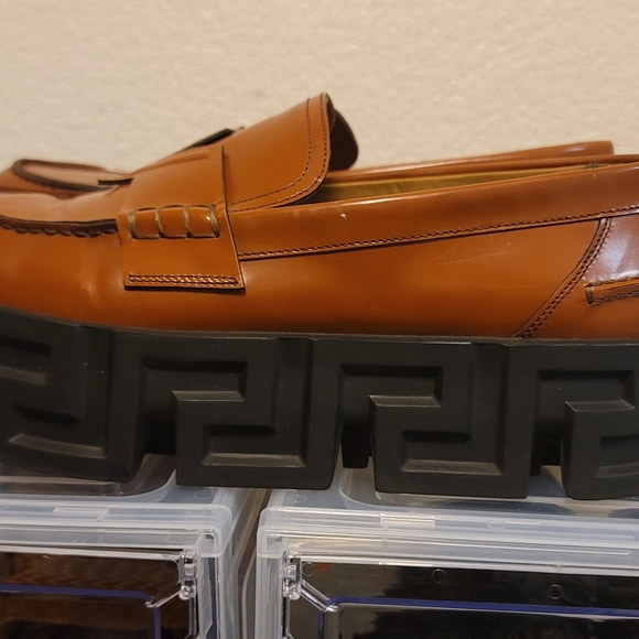 Versace - Picture 3 of 7